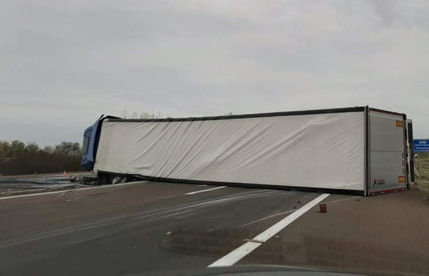 Удес на ауто-путу: Преврнуо се шлепер, саобраћај блокиран (ФОТО)